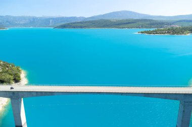 Mavi Göl 'ün havadan görünüşü Sainte-Croix-du-Verdon, köprü, orman, uçurumlar, Fransa' da turist durağı