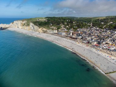 Alçak gelgit dönemi ve okyanusun dibindeki beyaz taşların hava manzarası ve Fransa 'nın Normandiya eyaletindeki Porte d' Aval kemerinin tebeşir kayalıkları. Turistler için tatil yeri.