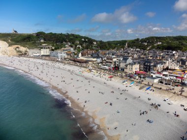 Alçak gelgit dönemi ve okyanusun dibindeki beyaz taşların hava manzarası ve Fransa 'nın Normandiya eyaletindeki Porte d' Aval kemerinin tebeşir kayalıkları. Turistler için tatil yeri.