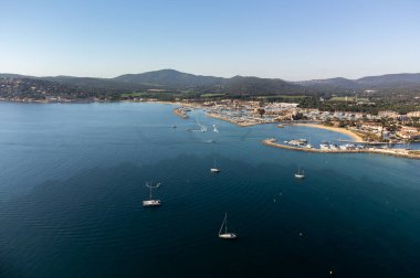 Saint-Tropez Körfezi 'nin mavi suları, yelkenliler, Port Grimaud ve Cogolin' in evleri, Fransa 'nın Provence kentinde yaz tatili