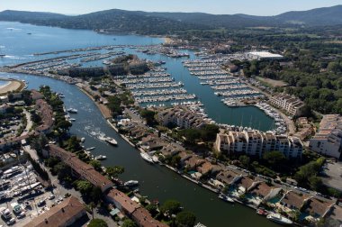 Saint-Tropez Körfezi 'nin mavi suları, yelkenliler, Port Grimaud ve Cogolin' in evleri, Fransa 'nın Provence kentinde yaz tatili
