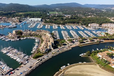 Saint-Tropez Körfezi 'nin mavi suları, yelkenliler, Port Grimaud ve Cogolin' in evleri, Fransa 'nın Provence kentinde yaz tatili