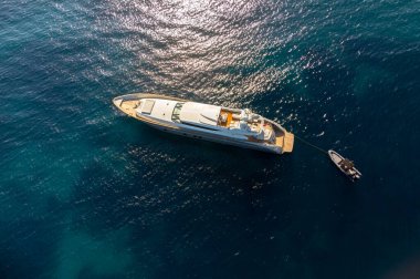 Saint-Tropez yakınlarındaki efsanevi Pampelonne plajı ve mavi deniz manzarası Fransız Rivierası 'nın beyaz kumlu sahillerinde yaz tatili.