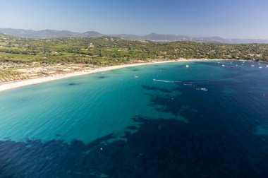 Saint-Tropez yakınlarındaki efsanevi Pampelonne plajı ve mavi deniz manzarası Fransız Rivierası 'nın beyaz kumlu sahillerinde yaz tatili.