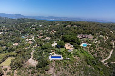Saint-Tropez yakınlarındaki Pampelonne sahilindeki evler ve villaların hava manzarası Fransız Riviera, Fransa 'nın beyaz kumlu sahillerinde yaz tatili.