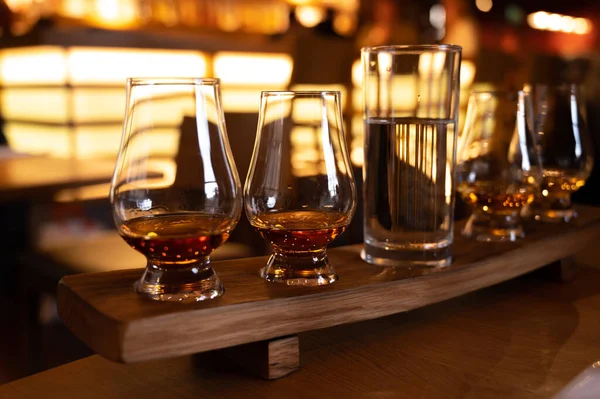 Flight Single Malt Scotch Whisky Glasses Served Bar Edinburgh Tasting — 스톡 사진