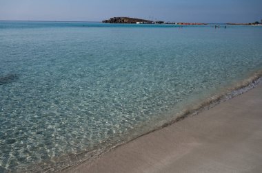 Kıbrıs Rum Kesimi 'nin Ayia Napa plajındaki Akdeniz' de mavi kristal berraklığında panoramik manzara. Deniz tatili.