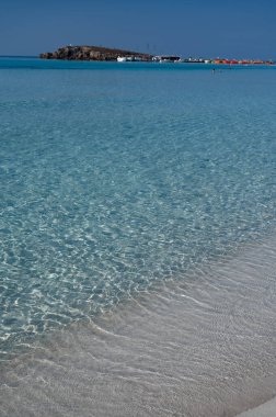 Kıbrıs Rum Kesimi 'nin Ayia Napa plajındaki Akdeniz' de mavi kristal berraklığında panoramik manzara. Deniz tatili.