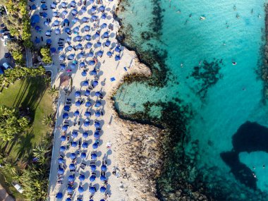 Kıbrıs 'ın Ayia Napa plajı yakınlarındaki Akdeniz' de mavi kristal berrak su üzerindeki hava panoramik manzarası. Deniz tatili.