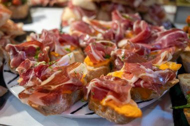 Bask ve Navarre 'ın tipik aperatifleri, pinkholar veya pinktolar, farklı malzemelerle küçük bir parça ekmek, Bilbao, İspanya' da, barda servis edilir.