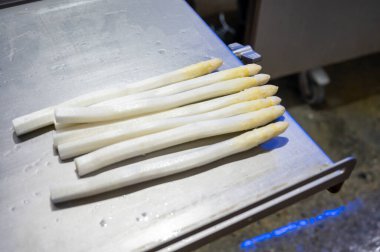 Hollanda 'daki Brabant, Hollanda' da taze kuşkonmaz sebzeleri temizleme, soyma ve paketleme aracı