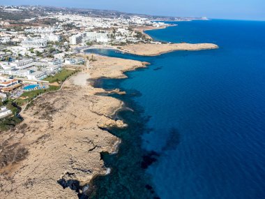 Kıbrıs 'ın Ayia Napa plajı yakınlarındaki Akdeniz' de mavi kristal berrak su üzerindeki hava panoramik manzarası. Deniz tatili.
