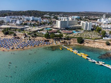 Villalar, tatil beldeleri ve Akdeniz 'deki kumlu incir ağacı plajı, Protaras, Kıbrıs Rum Kesimi yakınlarındaki mavi kristal berrak su üzerindeki hava panoramik manzarası