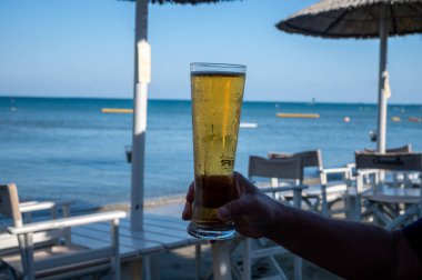 Kıbrıs 'taki güneşli sahil barında bira servis ediliyor.