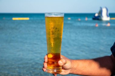 Kıbrıs 'taki güneşli sahil barında bira servis ediliyor.