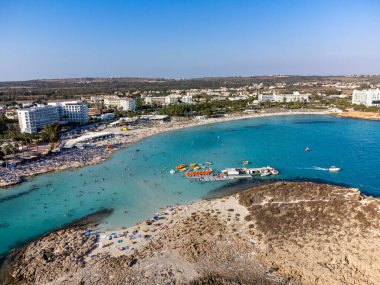 Kıbrıs 'ın Ayia Napa plajı yakınlarındaki Akdeniz' de mavi kristal berrak su üzerindeki hava panoramik manzarası. Deniz tatili.