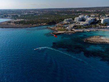 Kıbrıs 'ın Ayia Napa plajı yakınlarındaki Akdeniz' de mavi kristal berrak su üzerindeki hava panoramik manzarası. Deniz tatili.