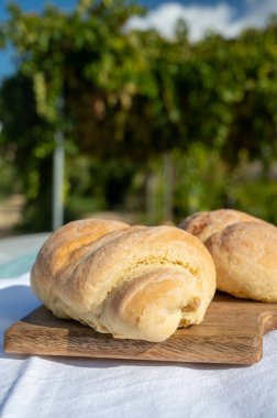Kıbrıs 'taki küçük bir dağ köyünde zeytinli ev yapımı buğday ekmeği