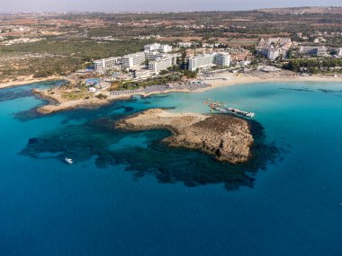 Kıbrıs 'ın Ayia Napa plajı yakınlarındaki Akdeniz' de mavi kristal berrak su üzerindeki hava panoramik manzarası. Deniz tatili.