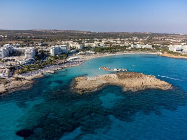 Kıbrıs 'ın Ayia Napa plajı yakınlarındaki Akdeniz' de mavi kristal berrak su üzerindeki hava panoramik manzarası. Deniz tatili.