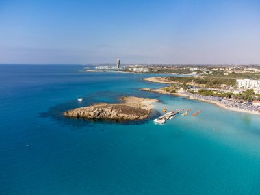 Kıbrıs 'ın Ayia Napa plajı yakınlarındaki Akdeniz' de mavi kristal berrak su üzerindeki hava panoramik manzarası. Deniz tatili.