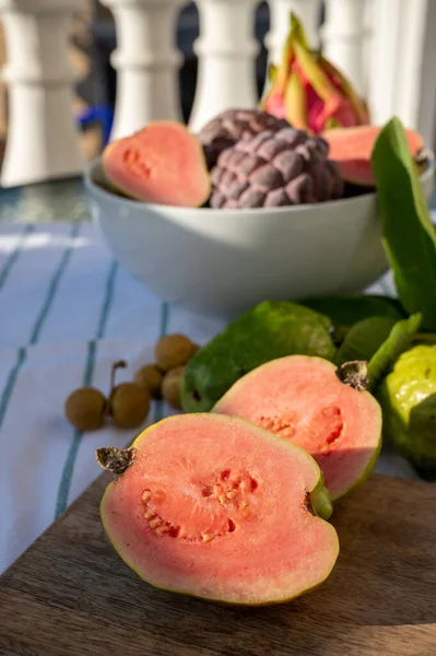 Guaiava Rosa Fresca Matura Con Semi Frutti Esotici Tropicali Saporiti — Foto Stock