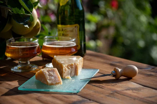 Τυρί Ζευγάρι Ποτά Parmigiano Reggiano Παρμεζάνα Τυρί Και Γαλλικό Μηλίτη — Φωτογραφία Αρχείου