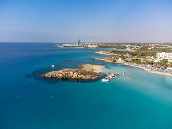 Kıbrıs 'ın Ayia Napa plajı yakınlarındaki Akdeniz' de mavi kristal berrak su üzerindeki hava panoramik manzarası. Deniz tatili.