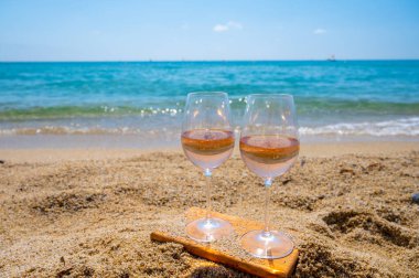 Provence 'den gelen soğuk gül şarabı Fransa' da yaz tatili olan Saint-Tropez yakınlarındaki Plage de Pampelonne plajında servis edildi.