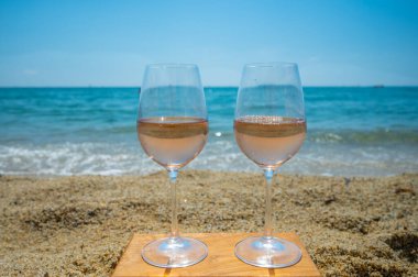 Provence 'den gelen soğuk gül şarabı Fransa' da yaz tatili olan Saint-Tropez yakınlarındaki Plage de Pampelonne plajında servis edildi.