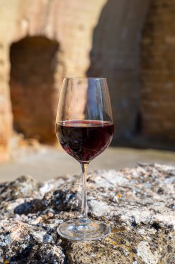 Üzüm bağları ve Beaujolais şarabı yakınlarındaki evler Beaujolais köyü, Beaujolais Şarap Yolu 'na giriş kapısı ve Fransa' nın Pierres Dores kentinin yamaçlı manzaraları.