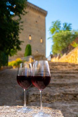 Üzüm bağları ve Beaujolais şarabı yakınlarındaki evler Beaujolais köyü, Beaujolais Şarap Yolu 'na giriş kapısı ve Fransa' nın Pierres Dores kentinin yamaçlı manzaraları.