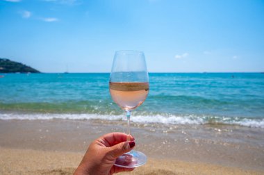 Provence 'den gelen soğuk gül şarabı Fransa' da yaz tatili olan Saint-Tropez yakınlarındaki Plage de Pampelonne plajında servis edildi.