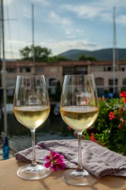 Port Grimaud 'un yat limanında manzaralı soğuk beyaz şarap içmek, Fransa' nın Provence şehrinde Fransız Rivierası 'nda yaz tatili