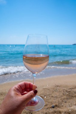 Provence 'den gelen soğuk gül şarabı Fransa' da yaz tatili olan Saint-Tropez yakınlarındaki Plage de Pampelonne plajında servis edildi.