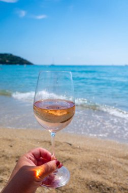 Provence 'den gelen soğuk gül şarabı Fransa' da yaz tatili olan Saint-Tropez yakınlarındaki Plage de Pampelonne plajında servis edildi.