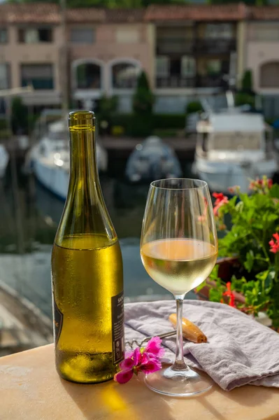 Drinking Cold White Wine View Yacht Harbour Port Grimaud Summer — Stock fotografie