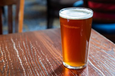 Büyük bardakta İngiliz birası ya da eski tip İngiliz barında servis edilen ipa birası.