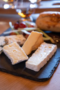 Pairing of scotch whiskies and farmers scottish cheeses cheddar, stilton, blue cheese, brie, tasting of whiskey and cheese in Edinburgh, UK