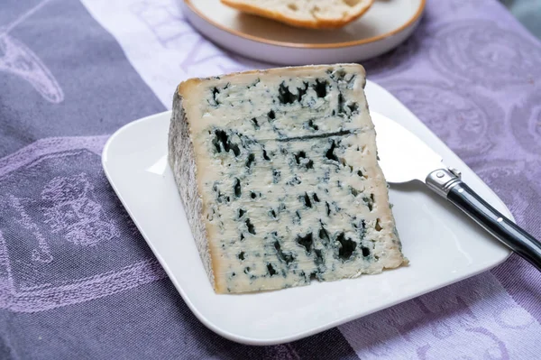 Kawałek Bleu Laqueuille Półtwardy Aop Francuski Ser Błękitny Surowego Mleka — Zdjęcie stockowe