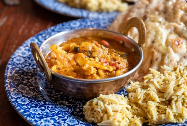 Indian Style Food Vegetarian Cauliflower Curry Dish Served Rice Garlic — Stock Photo, Image