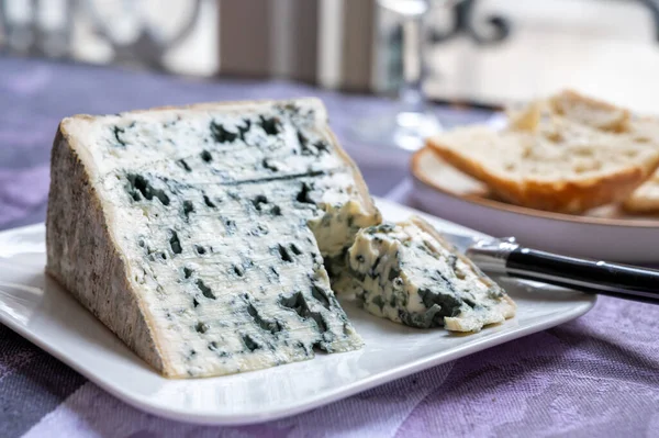 Kawałek Bleu Laqueuille Półtwardy Aop Francuski Ser Błękitny Surowego Mleka — Zdjęcie stockowe