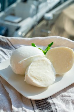 Beyaz İtalyan toplarının tadına bakmak mozzarella peyniri bufalo inek sütünden yapılır, açık havada servis edilir.