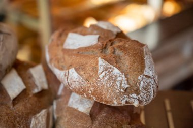 Fransız fırını, taze pişmiş buğday ekmeği satılığa hazır. Yakın plan.