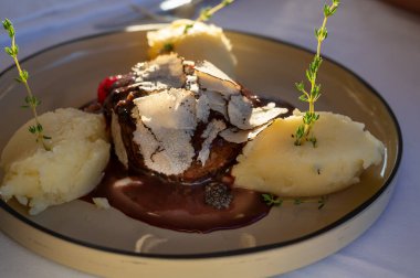 Fransız restoranında taze mantarlı biftek ve patates püresi ile servis edilir.