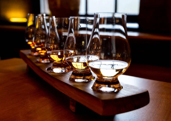 Flight Single Malt Scotch Whisky Glasses Served Bar Edinburgh Tasting — Foto de Stock