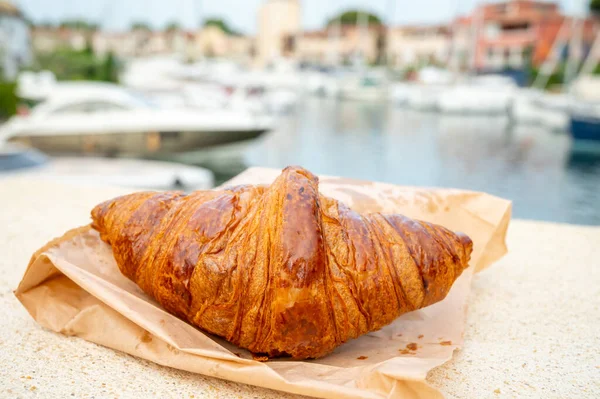 Čerstvě Pečený Francouzský Croissant Lodě Port Grimaud Pozadí Životní Styl — Stock fotografie