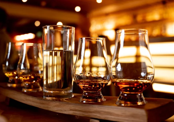 Flight Single Malt Scotch Whisky Glasses Served Bar Edinburgh Tasting — Stock fotografie