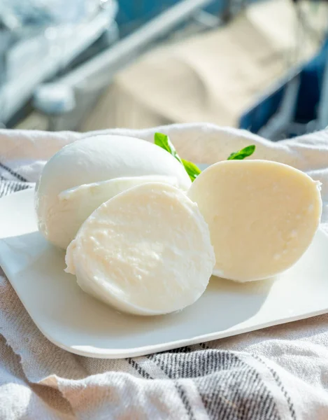 Beyaz Talyan Toplarının Tadına Bakmak Mozzarella Peyniri Bufalo Inek Sütünden — Stok fotoğraf