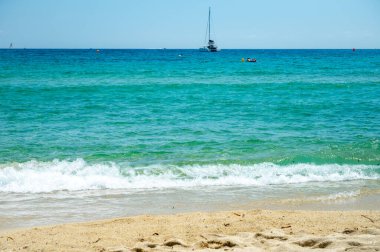 Saint-Tropez yakınlarındaki efsanevi Pampelonne sahilinin berrak mavi suları Fransız Riviera, Fransa 'nın beyaz kumlu sahillerinde yaz tatili